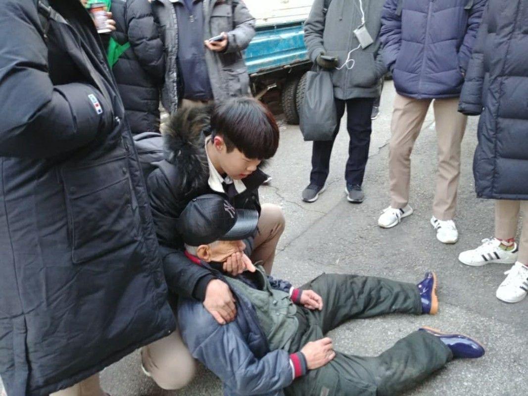 Menolong Kakek di Jalan, Siswa Korea Selatan Ini 'Diburu' Politikus