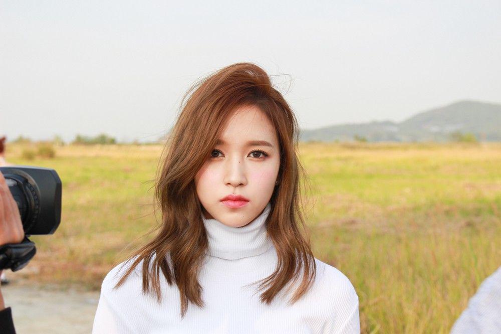 10 Rekomendasi Fashion Mina TWICE Agar Moodmu Baik Sepanjang Hari