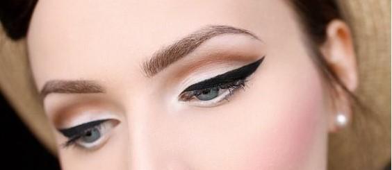 Beauty Hack! Yuk Bikin Winged Eyeliner Pakai Sendok & Selotip