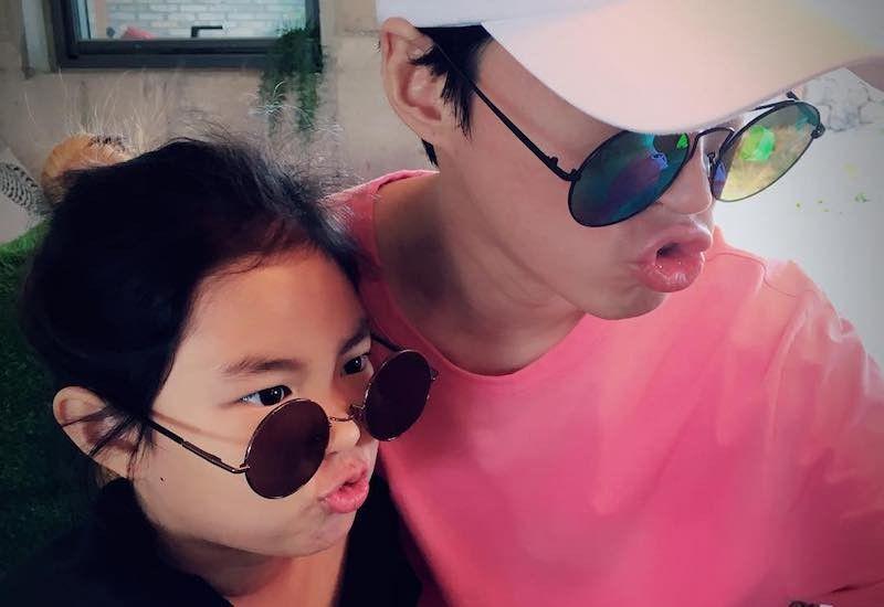5 Potret Gemes Kedekatan Selebriti Ganteng Korea dengan Anaknya
