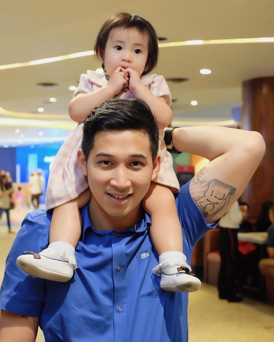 10 Penampilan Askara Harsono, Suami Nindy Ayunda yang Curi Perhatian