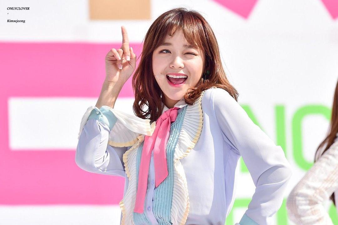 10 Inspirasi Outfit Simple ala Sejeong Gugudan untuk Jalan-Jalan Santai
