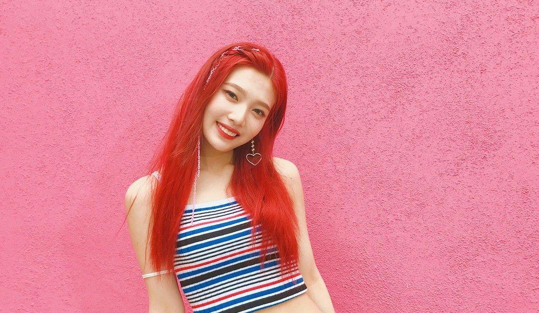 10 Ide Gaya 'Joy Red Velvet' yang Cantik dengan Rambut Merah