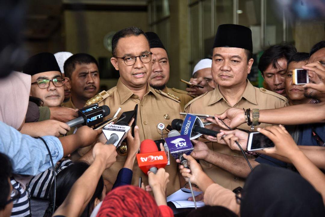 Warga DKI Buang 7.000 Ton Sampah Tiap Hari, Anies Siap Pasang Jaring di Sungai