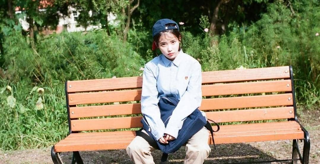 6 Inspirasi Outfit Boyish Ala Artis Korea IU, Kece Banget!