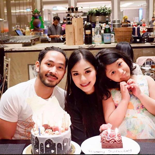 10 Potret Harmonis Keluarga Uki Noah & Metha, Adem Ayem!