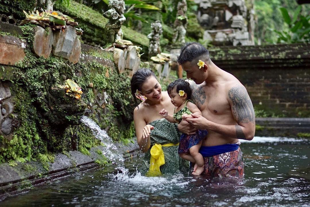 Bukan ke Luar Negeri, 10 Artis Ini Justru Pilih Liburan di Indonesia.