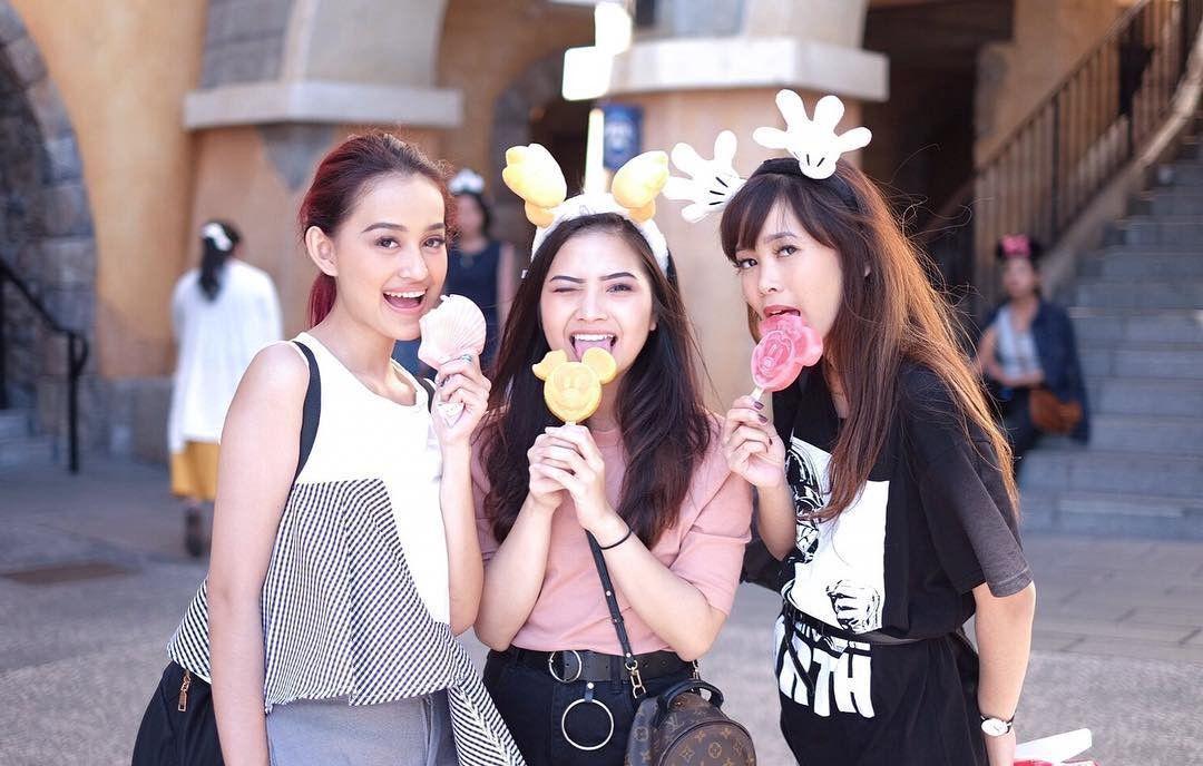10 Potret Kece Persahabatan Beauty Vlogger Nadya, Stephanie & Almiranti