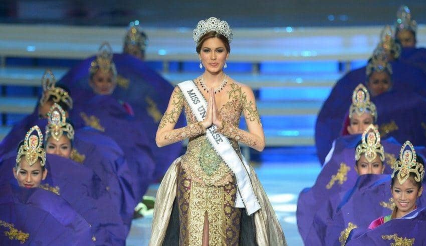 10 Potret Anggunnya Ratu Kecantikan Dunia Saat Kenakan Kebaya