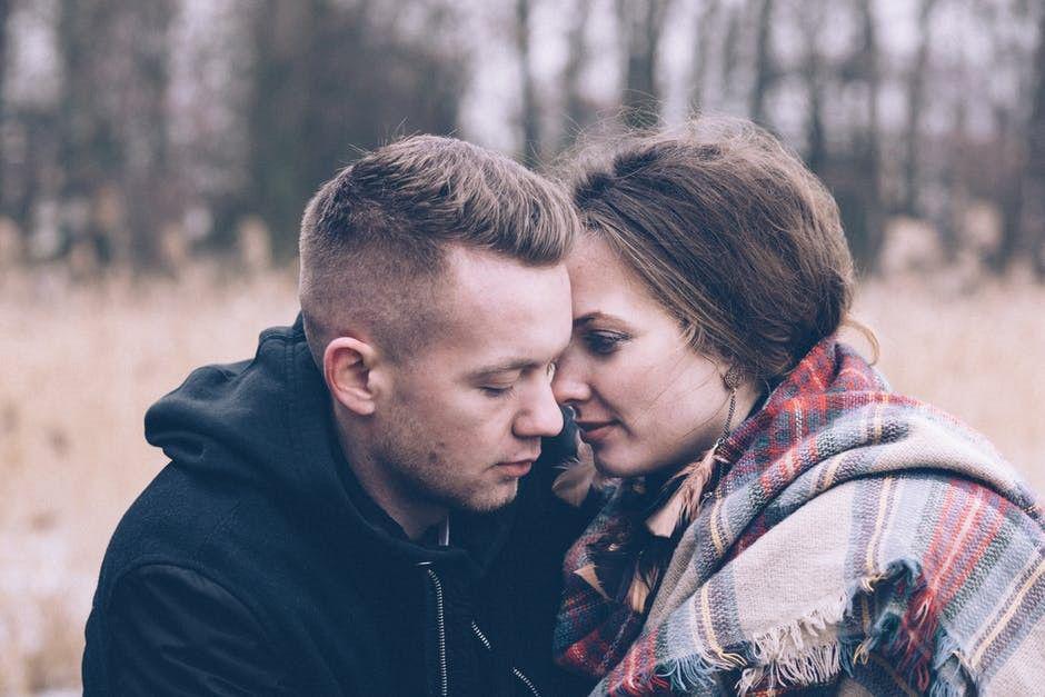 5 Tanda Buktikan Cowok Introvert Diam-diam Menyukaimu