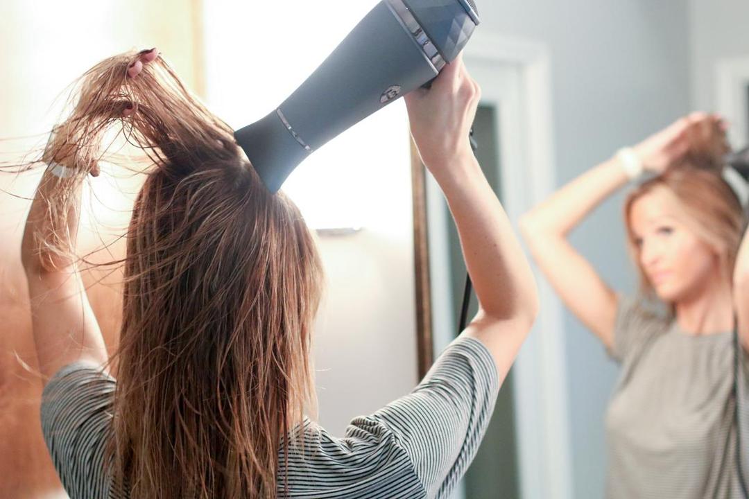 Psst, 6 Kebiasaan Ini Bisa Merusak Rambut Kamu Lho, Girls!