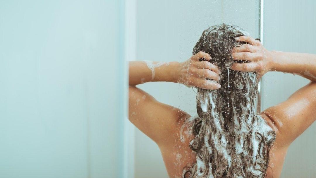 Rambut Tipis? 5 Bahan ini Harus Kamu Tambahkan Saat Keramas