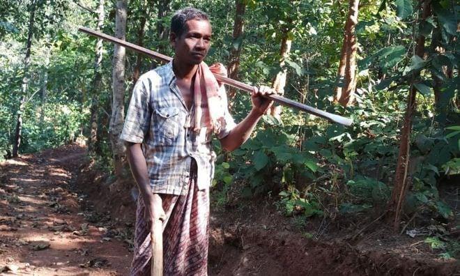 Agar Anak Mudah ke Sekolah, Seorang Ayah Bangun Jalan 8 Km Sendiri