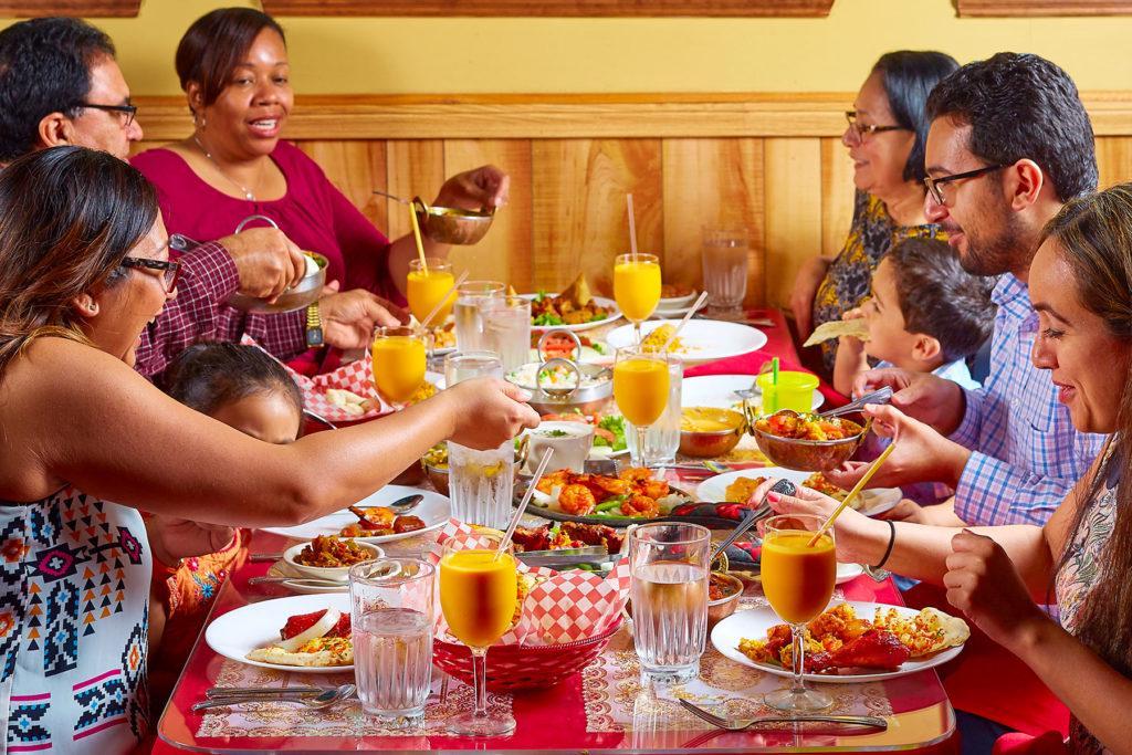 Nyeleneh, 7 Negara Ini Punya Etika Makan Paling Aneh di Dunia!