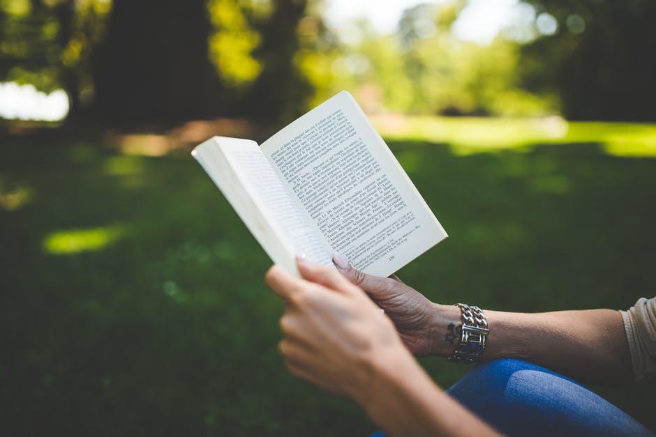 7 Manfaat yang Akan Kamu Dapat Kalau Rajin Baca Buku