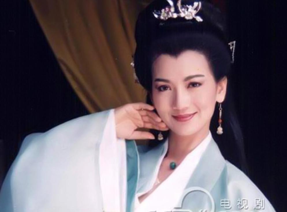 15 Foto Angie Chiu "Siluman Ular Putih" di Usia 63 Tahun, Bersinar!