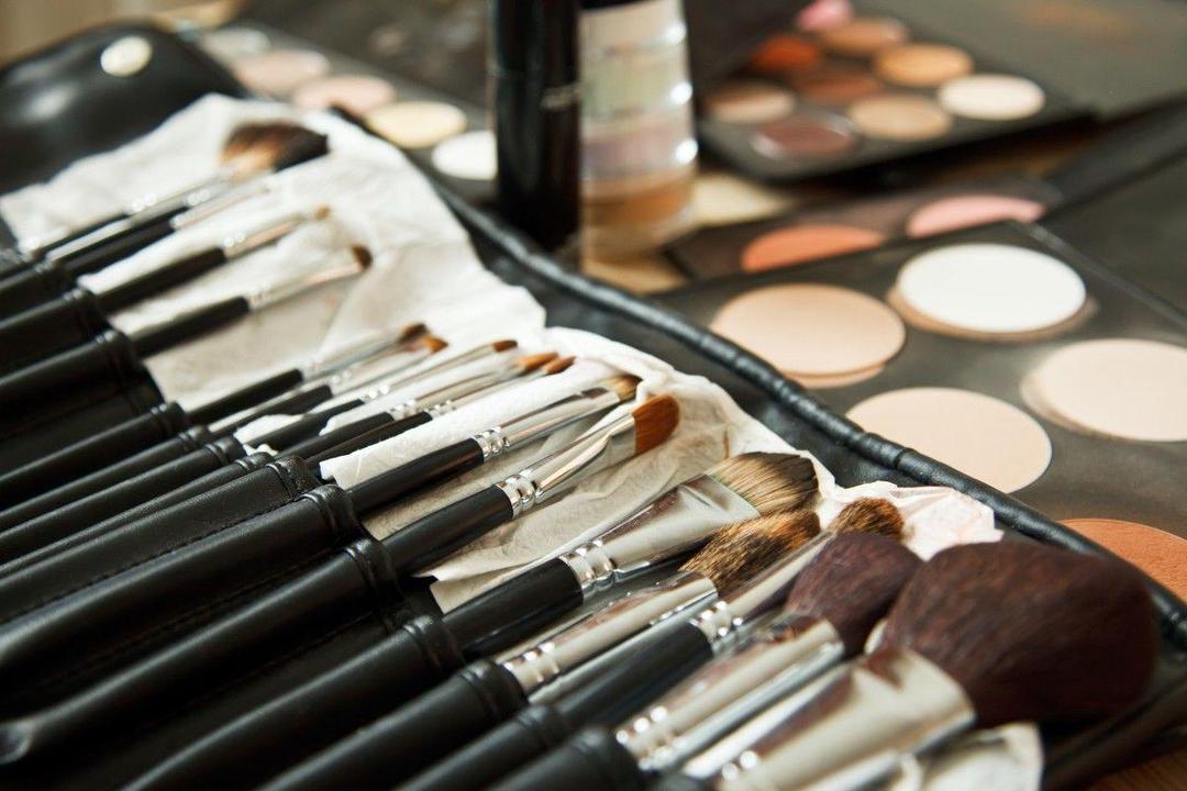3 Perbedaan Kuas Natural & Sintetis, Bisa Alergi Jika Salah Pakai