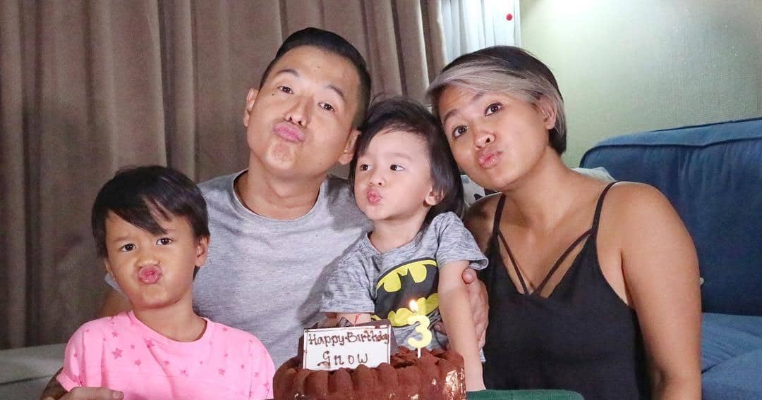 10 Potret Kedekatan Ernest Prakasa & Anaknya, Suami Idaman Deh