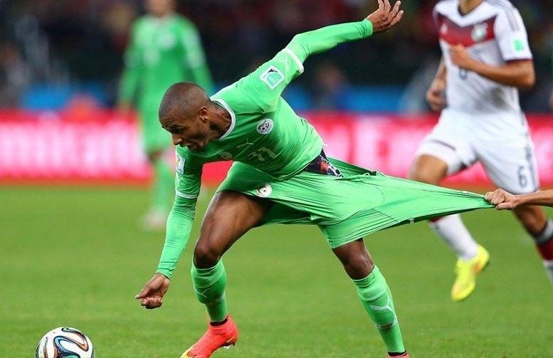 10 Momen Kocak Pesebak Bola di Lapangan yang Pernah Terekam Kamera