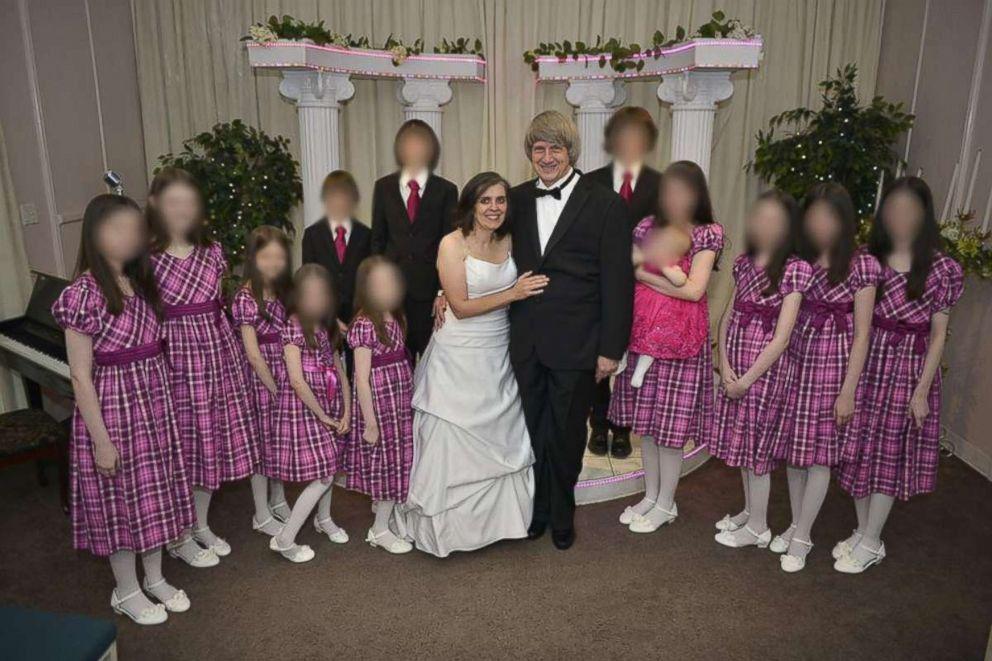 Gila! Orangtua Rantai 13 Anak di Kasur Gelap dan Bau