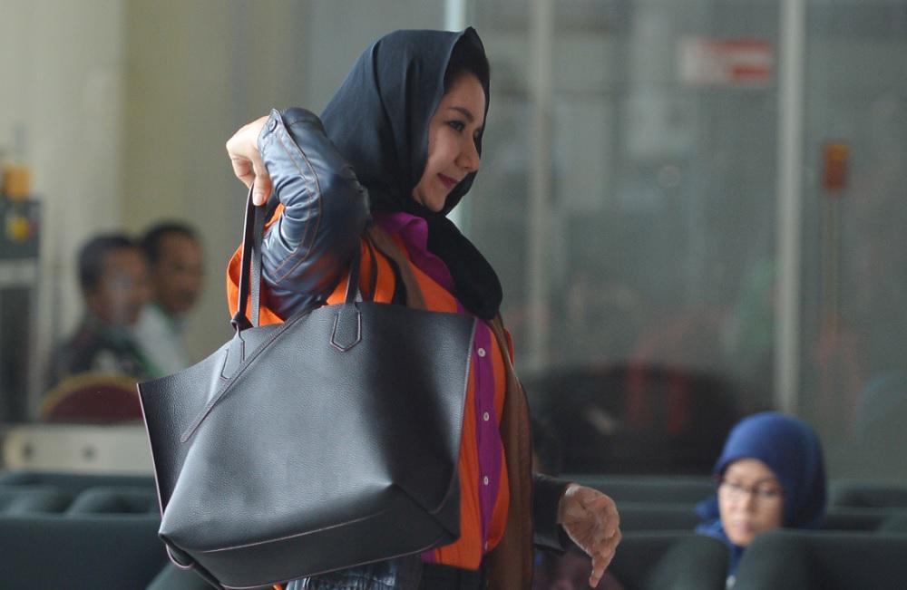 Jadi Tersangka Pencucian Uang, Bupati Kukar Beli Perhiasan dan 40 Tas Mewah