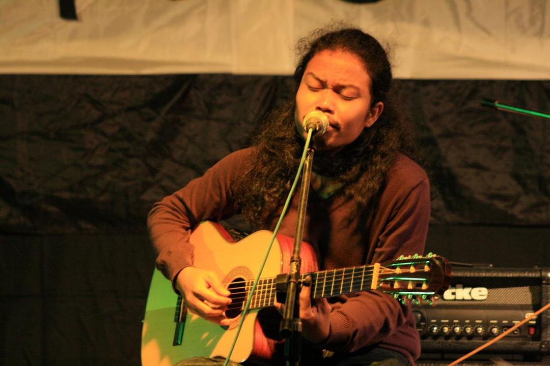 7 Band Indie Indonesia Ini Mengajak Kita Menikmati Sastra dalam Musik