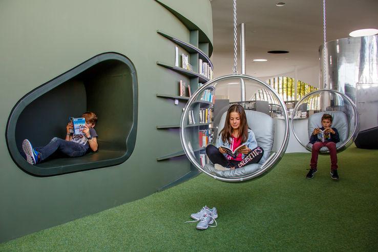 Berdesain Unik, 10 Perpustakaan Ini Bisa Bikin Kamu Betah Baca Buku!
