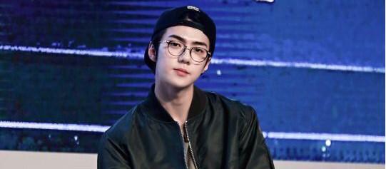 8 Inspirasi Outfit ala Sehun EXO yang Kerennya Kebangetan