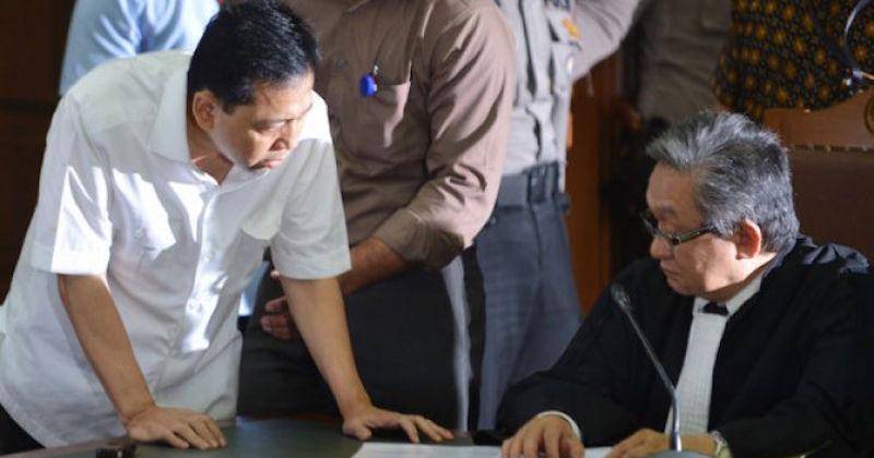 Setya Novanto sedang berdiskusi bersama ketua tim kuasa hukumnya, Maqdir Ismail Foto oleh ANTARA