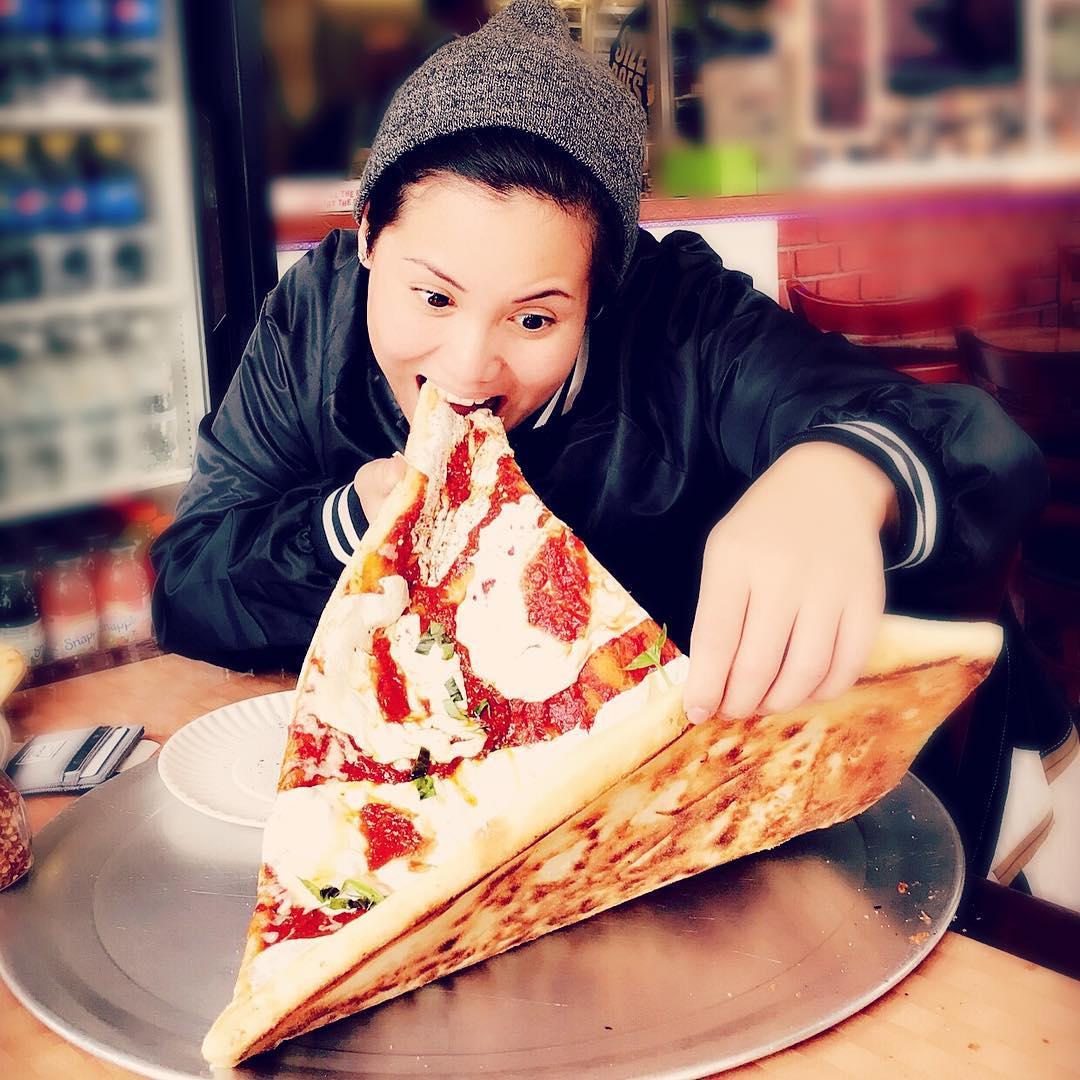 Pizza Raksasa Ini Besarnya Seukuran Tubuh Bayi, Berani Coba?