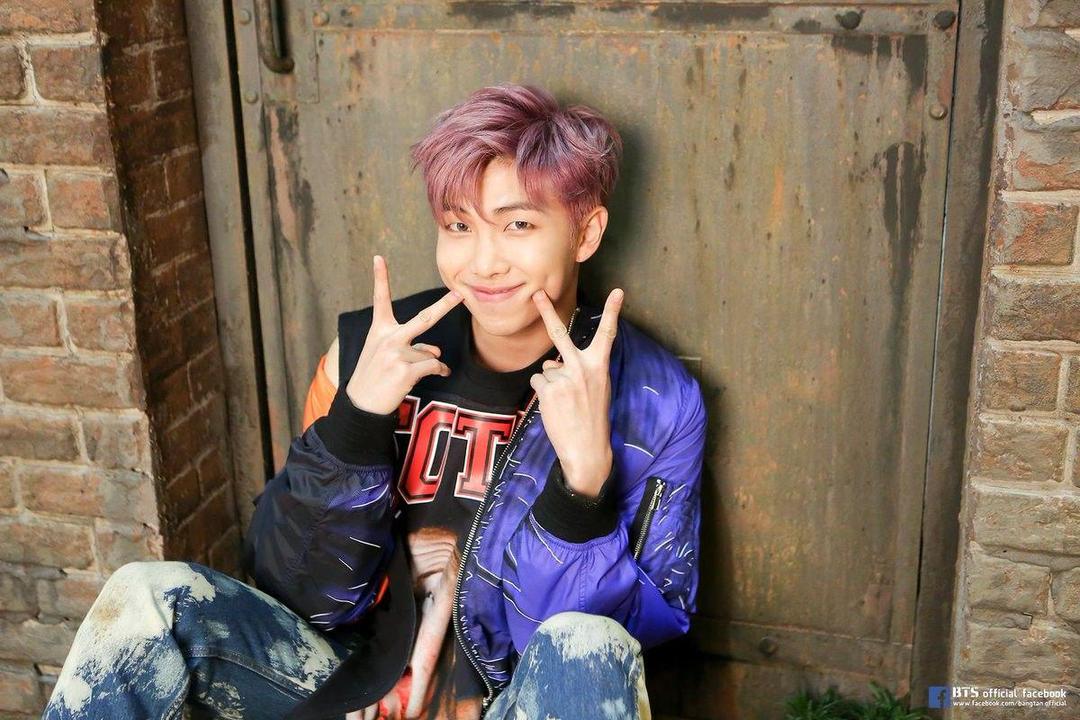 Siap-Siap Meleleh, 15 Idol KPop Ini Punya Lesung Pipi yang Manis Abis