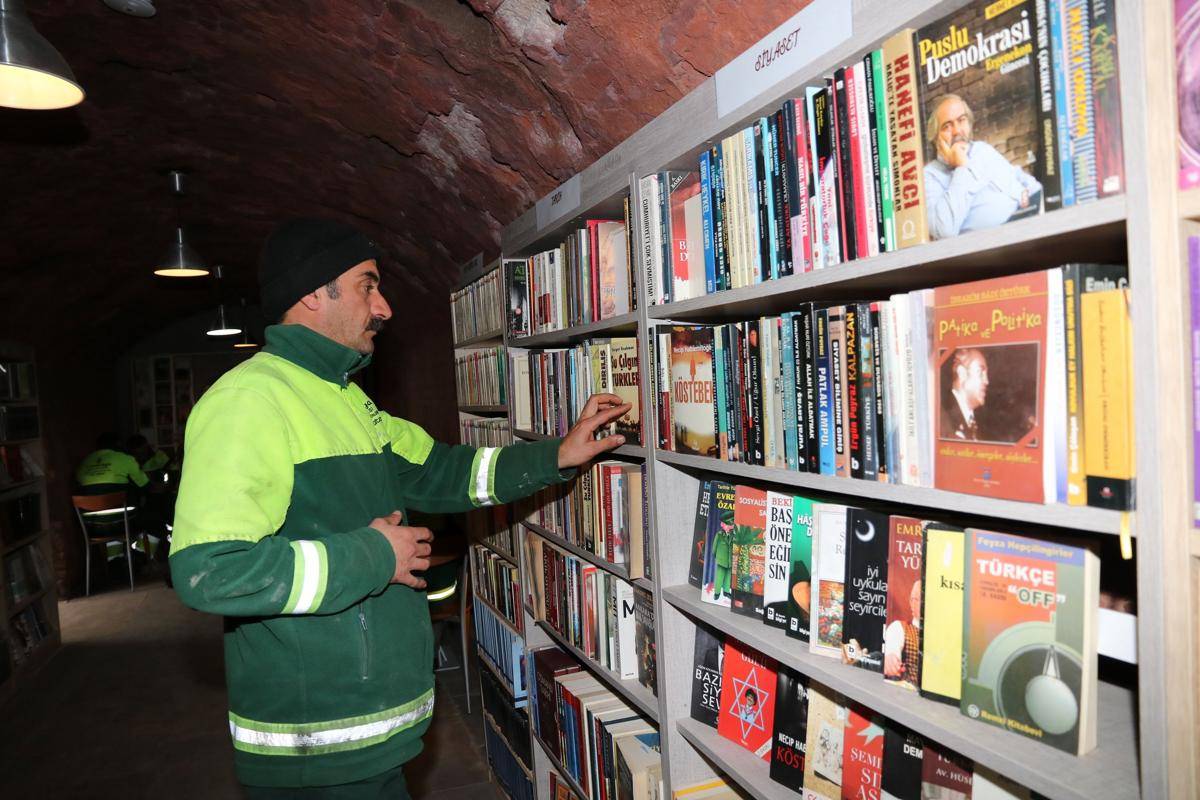 Dari Sampah, Pemulung Ini Bangun Perpustakaan hingga Jadi Wisata!