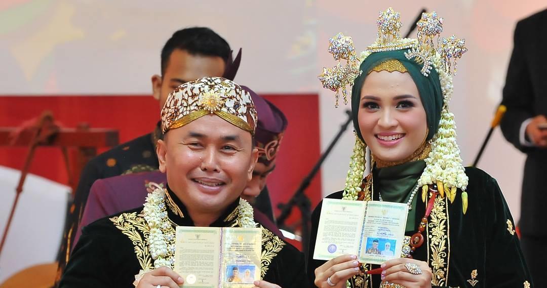 Selisih 19 Tahun, Ini 10 Gaya Hits Istri Gubernur Kalimantan Tengah