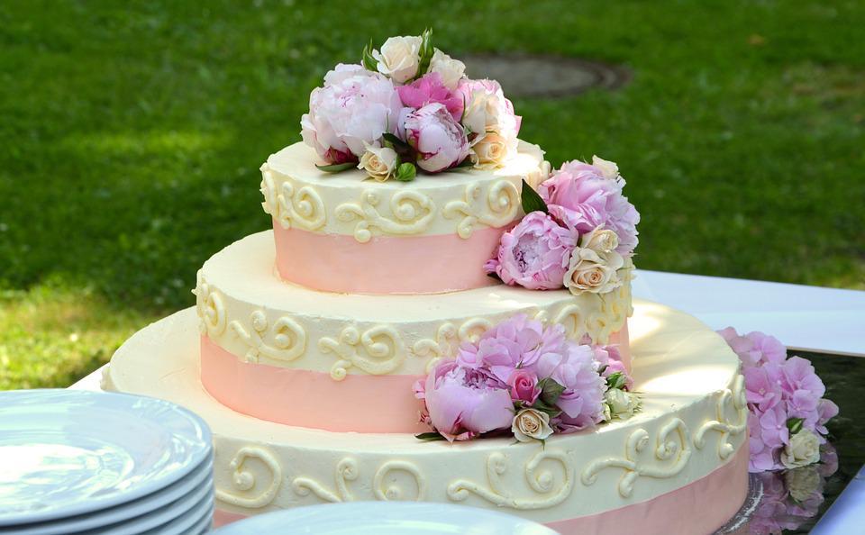 10 Bunga pada Kue Cantik Ini Ternyata Bisa Dimakan Lho, Enak Pula!