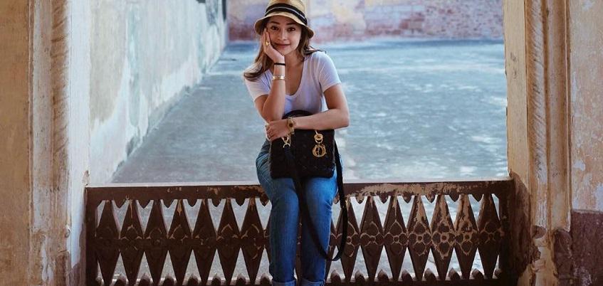 7 Ide Kreatif Tampil Elegan Mix and Match Jeans Ala Nikita Willy
