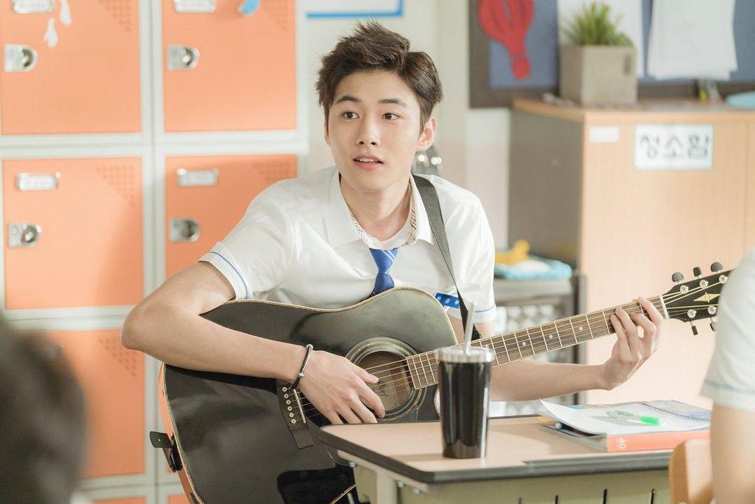 9 Potret Tampan Seo Ji Hoon, si Imut di KDrama 'Longing Heart'