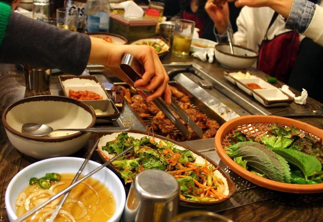 Begini Lho 12 Etika Makan di Korea, Penuh Kesopanan