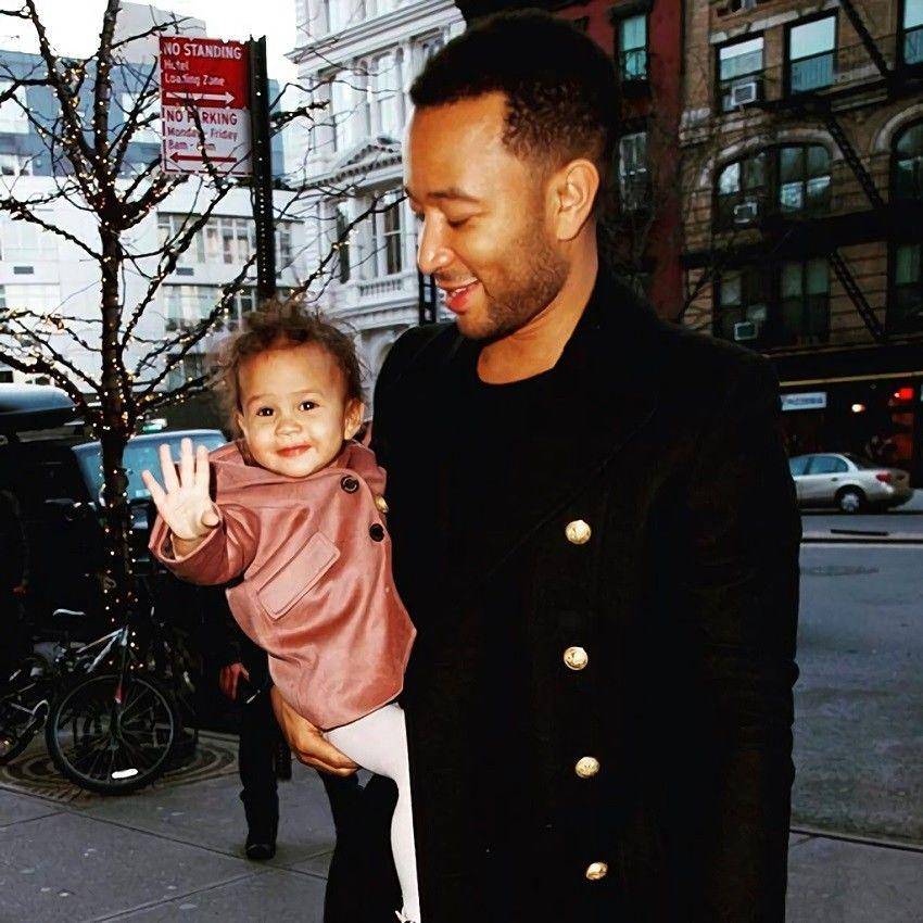 Instagram.com/chrissyteigen