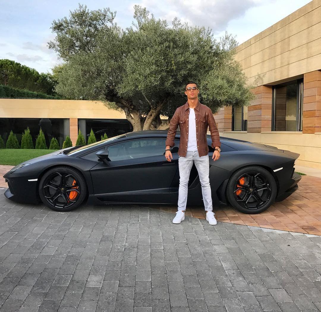 Selain Main Bola, 15 Style Cristiano Ronaldo Ini Bisa Kamu Tiru