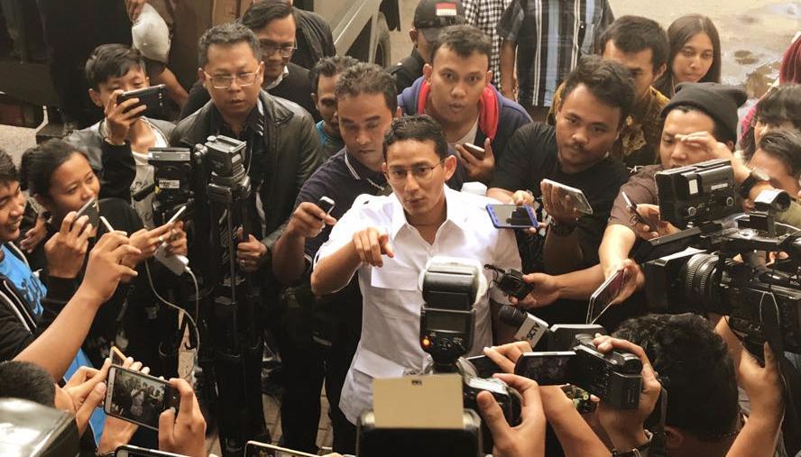 Datangi Polda Metro, Sandiaga Bantu Wartawan Angkat Tripod Ambruk