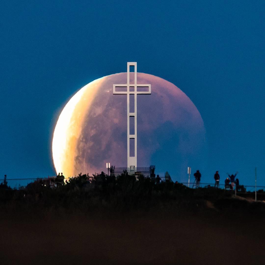 10 Potret Keindahan Super Blue Blood Moon di Seluruh Dunia, Epic Banget!