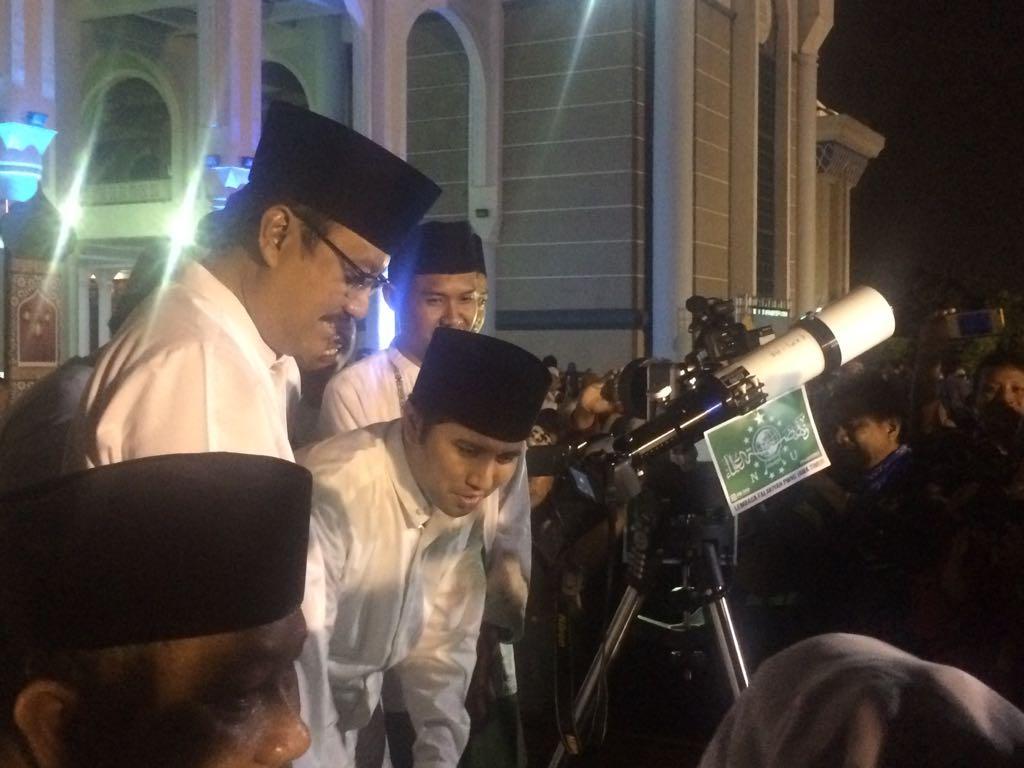 Gus Ipul, Emil dan Arumi Kompak Menikmati Super Blue Blood Moon Bersama
