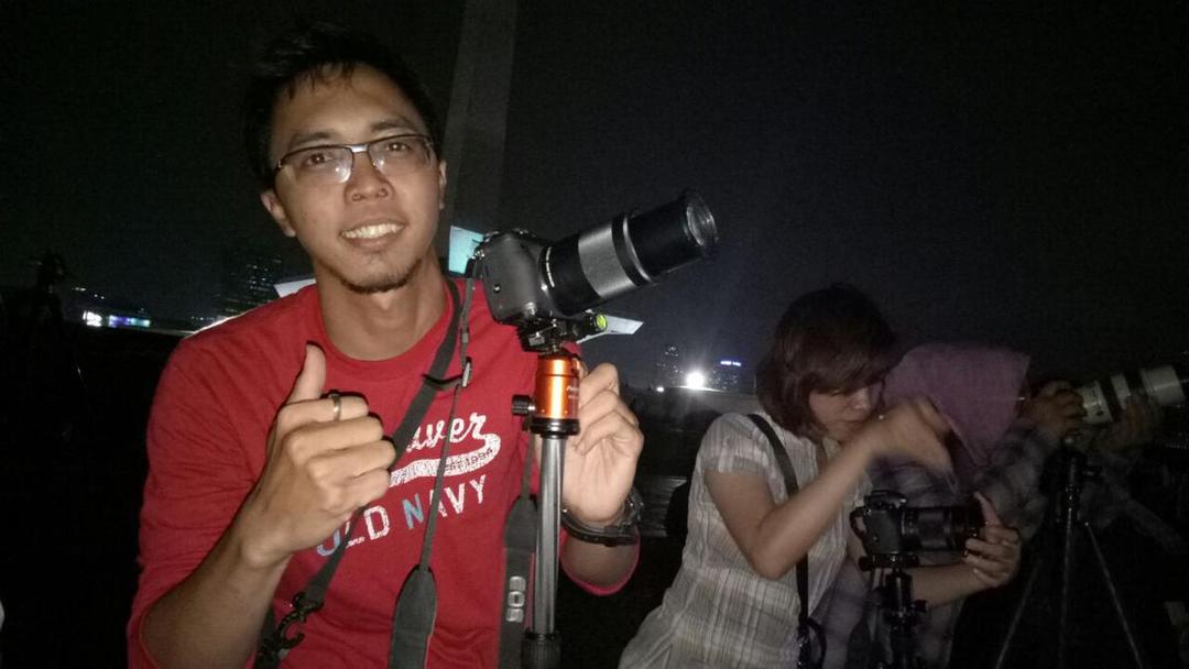 Begini Serunya Kalau Ibu-ibu Berburu Foto Super Blue Blood Moon