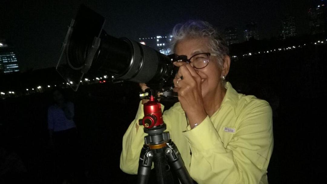 Wow! Nenek 74 Tahun Ini Ikut 'Memburu' Super Blood Moon