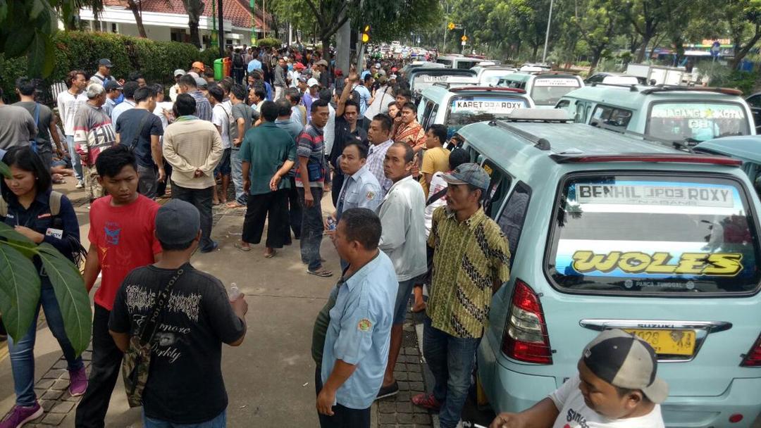 Demo di Depan Kantor Anies-Sandi, Sopir Angkot Tanah Abang Keluhkan 3 Hal Ini