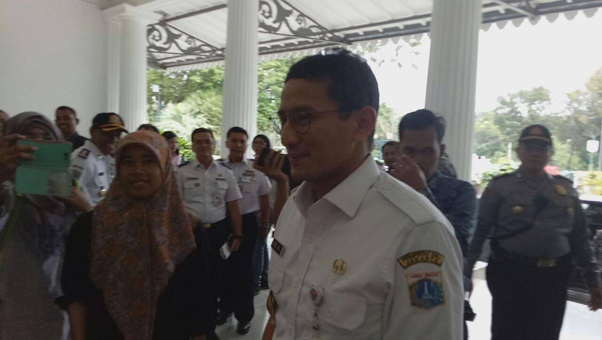 3 Hal yang Dilakukan Sandiaga saat Demo Angkot di Balai Kota