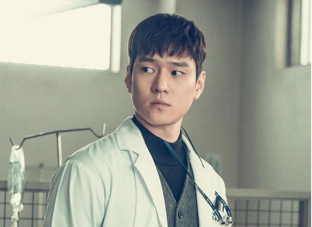 Wah, Go Kyung Pyo Jadi Dokter Psikopat di Drama Terbarunya 'Cross'