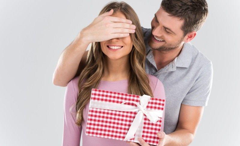 Cowok Perlu Tahu, Ini 10 Kado Idaman Cewek di Hari Valentine