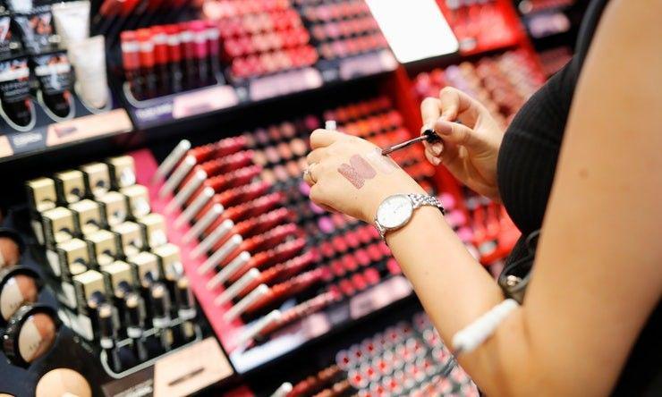5 Hal Krusial Coba Tester di Konter Kecantikan yang Sering Dilanggar
