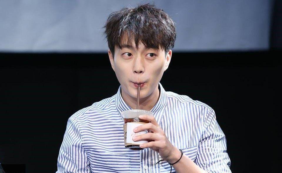 9 Potret Yoon Doo Joon, Pria Berkharisma di KDrama 'Radio Romance'